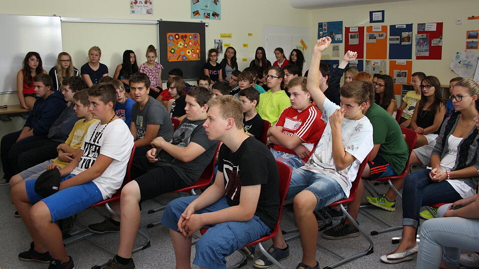 Eine starke Gemeinschaftsleistung: Große Freude herrschte an der Mittelschule Altdorf - die Klassen 7a, 7b und 8a sicherten sich den zweiten Platz und damit 200 Euro für die Klassenkasse. Eine starke Gemeinschaftsleistung: Große Freude herrschte an der Mittelschule Altdorf - die Klassen 7a, 7b und 8a sicherten sich den zweiten Platz und damit 200 Euro für die Klassenkasse.