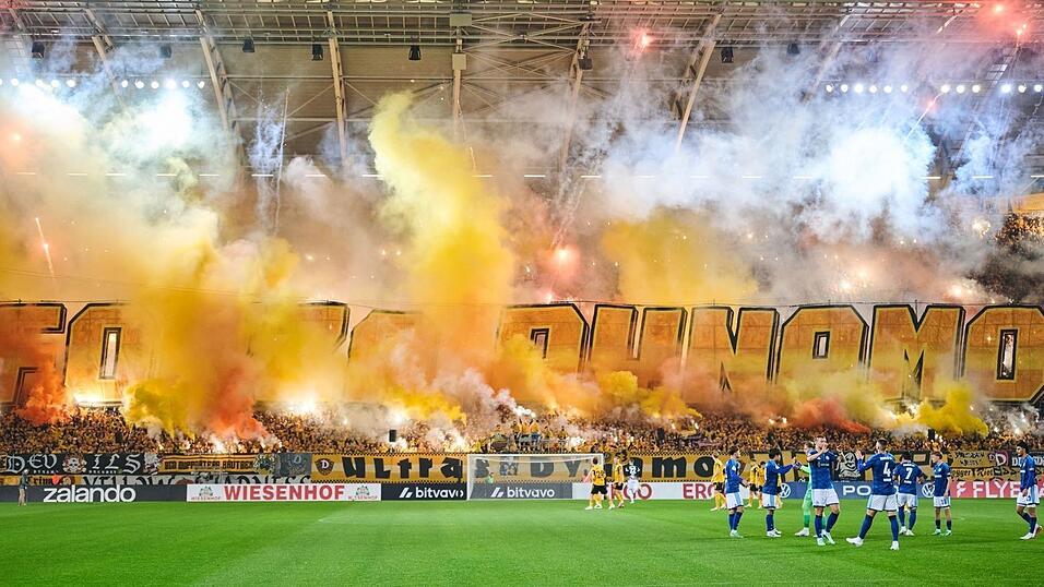 Dynamofans im K-Block zünden vor dem Anpfiff Pyrotechnik. Dynamofans im K-Block zünden vor dem Anpfiff Pyrotechnik.