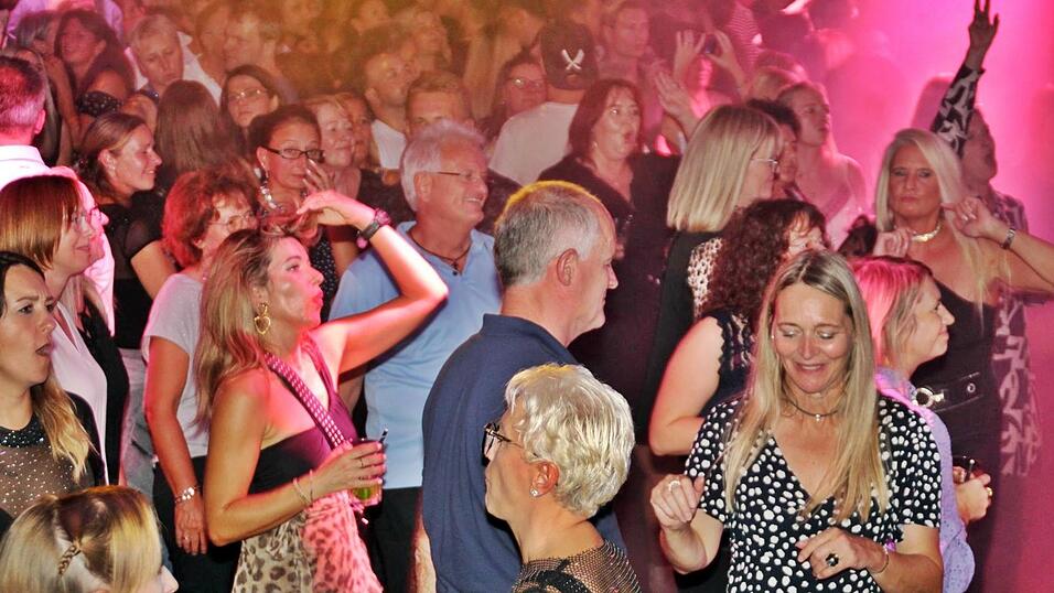 Mit Musik, Getränken und guter Gesellschaft war es ein Mal mehr ein unvergesslicher Eskara-Abend. Mit Musik, Getränken und guter Gesellschaft war es ein Mal mehr ein unvergesslicher Eskara-Abend.