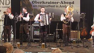 Zum ersten Mal waren „Die Oberkrainer Helden Mladi Korenjaki“ aus Slovenien zu Gast in Arnbruck.