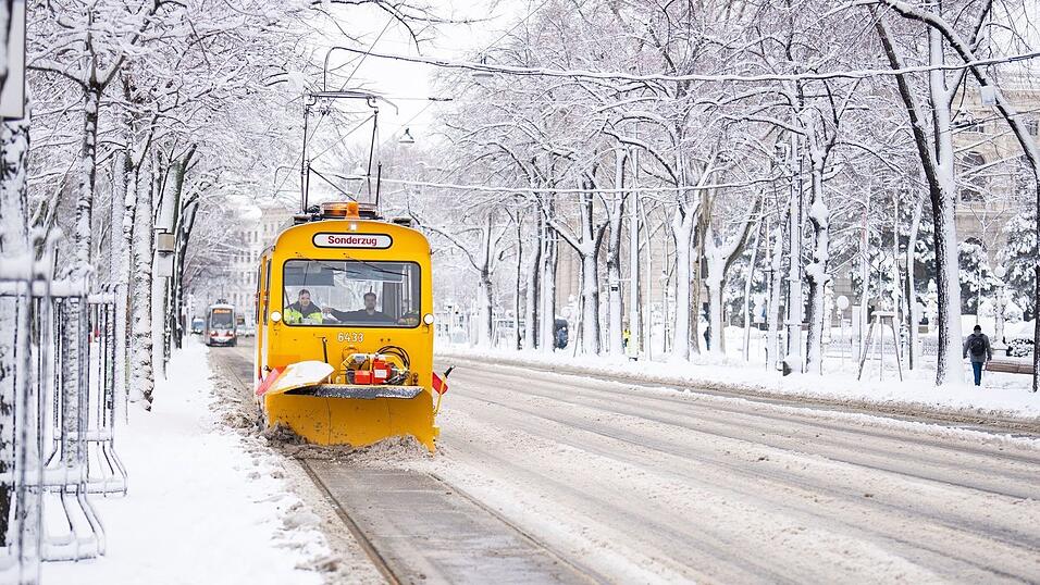 Die Stra&szlig;en in Wien pr&auml;sentieren sich wei&szlig;.