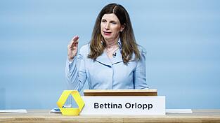 Commerzbank-Chef Bettina Orlopp will die Eigenst&auml;ndigkeit des Instituts retten.