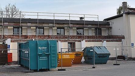 Die Abbrucharbeiten am Festsaal schreiten voran und die weiteren Gewerke wurden in der letzten Gemeinderatssitzung der alten Wahlperiode geplant.