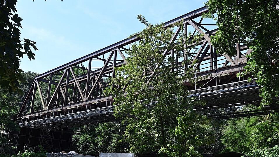 Wegen einer maroden Bahnbrücke über die Wupper ist der Zugverkehr zwischen Köln und Wuppertal weiterhin eingeschränkt. Wegen einer maroden Bahnbrücke über die Wupper ist der Zugverkehr zwischen Köln und Wuppertal weiterhin eingeschränkt.