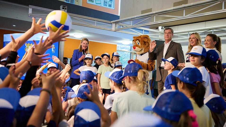 Besuch anlässlich des bayerischen Präventionstags am 12. Oktober: Die Gäste machen sich ein Bild, wie ein gesunder Lebensstil im Schulalltag integriert werden kann. Besuch anlässlich des bayerischen Präventionstags am 12. Oktober: Die Gäste machen sich ein Bild, wie ein gesunder Lebensstil im Schulalltag integriert werden kann.