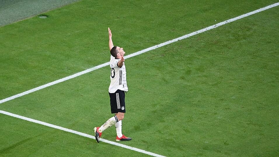 'Wenn ich als Mitspieler einen im Team sehe, der das ganze Spiel wie ein Wahnsinniger rauf- und runterrennt, dann zieht das die anderen auch mit', sagt Manuel Baum über Robin Gosens. 'Wenn ich als Mitspieler einen im Team sehe, der das ganze Spiel wie ein Wahnsinniger rauf- und runterrennt, dann zieht das die anderen auch mit', sagt Manuel Baum über Robin Gosens.