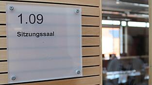 24 Sitze im Rodinger Stadtrat werden am 8. M&auml;rz 2026 neu vergeben. Die ersten Gespr&auml;che zur Aufstellung der Kandidatenlisten laufen bei den meisten Parteien. Klar ist bereits jetzt, dass B&uuml;rgermeisterin Alexandra Riedl mindestens einen Gegenkandidaten bekommen wird.