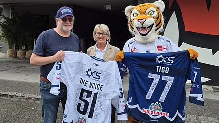 Versteigerung für den gute Zweck: Peter Schnettler und Tigo, gemeinsam mit Angela Fischer vom Herzenswunsch-Hospizmobil.