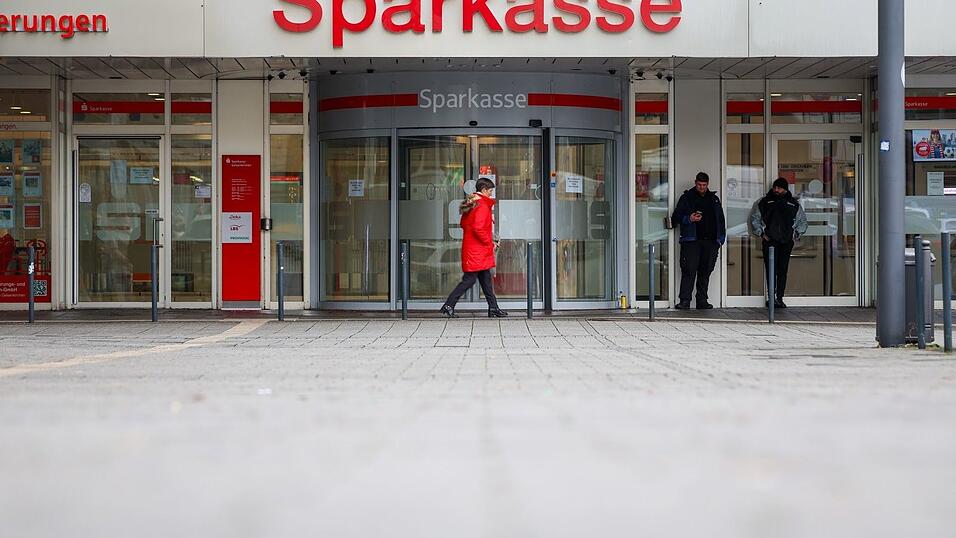 Erste Sparkassenkunden in Gelsenkirchen bekommen Dokumente aus ihren aufgebrochenen Schlie&szlig;f&auml;chern zur&uuml;ck. (Archivbild)