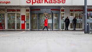 Erste Sparkassenkunden in Gelsenkirchen bekommen Dokumente aus ihren aufgebrochenen Schlie&szlig;f&auml;chern zur&uuml;ck. (Archivbild)