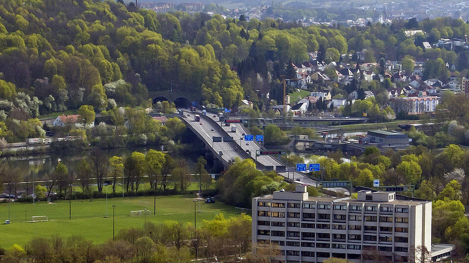 Die Donaubr&uuml;cke vor dem Pfaffensteiner Tunnel wird im Zuge der geplanten Tunnelsanierung abgebrochen und neu gebaut. Geplant sei eine leistungsf&auml;hige Verkehrsf&uuml;hrung mit je zwei Hauptfahrstreifen und zwei Verflechtungsfahrstreifen pro Fahrtrichtung sowie zweistreifigen Zu- und Abfahrten zwischen den Anschlussstellen Regensburg Pfaffenstein und Regensburg West, teilte Bundestagsabgeordneter Peter Aumer nun mit.