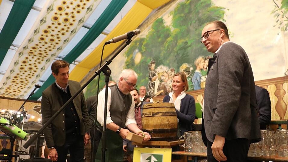 Beim Anzapfen: Bürgermeister Hans Greil und Katalina Kemenyfy Beim Anzapfen: Bürgermeister Hans Greil und Katalina Kemenyfy