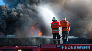 Die Feuerwehren bekämpfen den Großbrand zur Stunde. (Symbolbild)