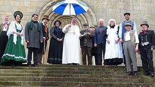Übergabe des Rollenbuches an den Schirmherren, Abt Petrus-Adrian Lerchenmüller durch Regisseur Wolfgang Folger und Vereinsvorsitzenden Martin Mühlbauer (3.v.l.) zusammen mit einigen Mitspielern. Übergabe des Rollenbuches an den Schirmherren, Abt Petrus-Adrian Lerchenmüller durch Regisseur Wolfgang Folger und Vereinsvorsitzenden Martin Mühlbauer (3.v.l.) zusammen mit einigen Mitspielern.
