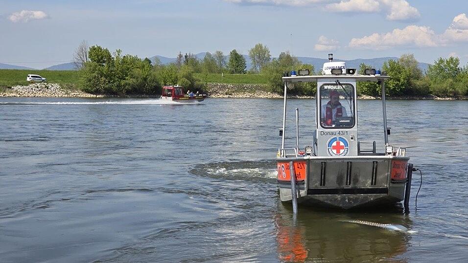 Einsatzkräfte suchen nach der Frau an und in der Donau. 