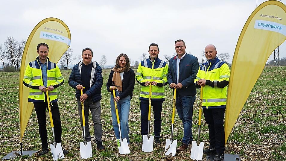 Startschuss f&uuml;r erneuerbare Energie: Vertreter der Bayernwerk Natur, Robert Heider von den Stadtwerken Dingolfing sowie die Fl&auml;cheneigent&uuml;mer-Familie Ingerl setzen den ersten Spaten f&uuml;r den neuen PV-Park Sch&ouml;nb&uuml;hl.
