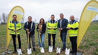 Startschuss f&uuml;r erneuerbare Energie: Vertreter der Bayernwerk Natur, Robert Heider von den Stadtwerken Dingolfing sowie die Fl&auml;cheneigent&uuml;mer-Familie Ingerl setzen den ersten Spaten f&uuml;r den neuen PV-Park Sch&ouml;nb&uuml;hl.