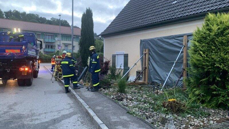 Der nicht angemeldete Audi blieb in einem Wohnhaus stecken, nachdem der Fahrer von der Straße abkam. Der nicht angemeldete Audi blieb in einem Wohnhaus stecken, nachdem der Fahrer von der Straße abkam.