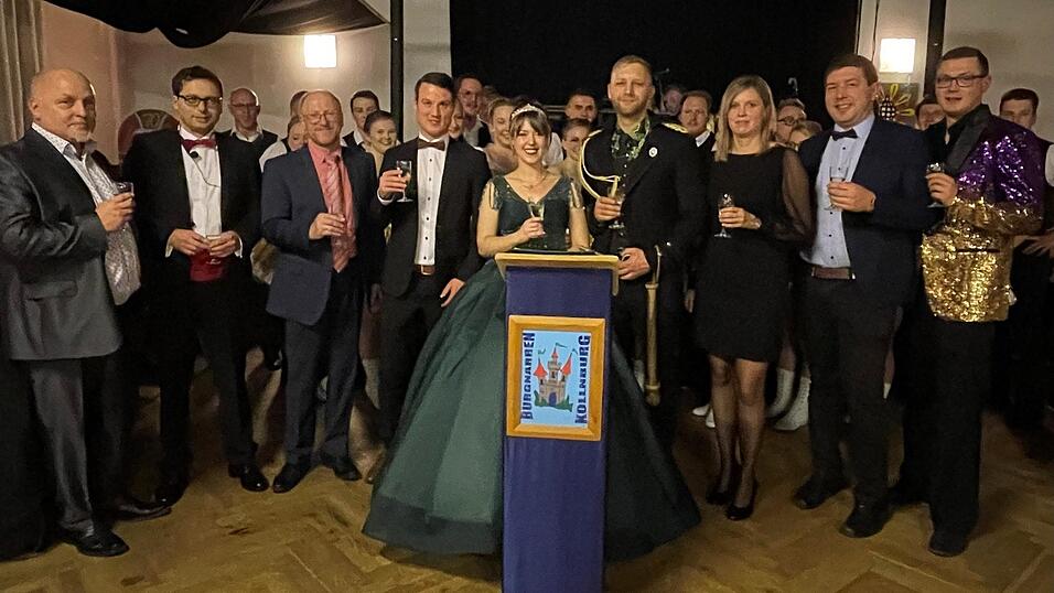 Ein Gl&auml;schen Sekt auf das Prinzenpaar des Faschings 2023: Prinzessin Tanja III. und Prinz Franz II. mit B&uuml;rgermeister Herbert Preu&szlig;, dem vorherigen Prinzenpaar von 2019 und der Vorstandschaft der Burgnarren (v.l.): stellvertretender Vorsitzender J&uuml;rgen Bunk, Faschingspr&auml;sident Christian Wagner, B&uuml;rgermeister Herbert Preu&szlig;, Vorjahresprinz Michael Baier, Prinzenpaar, Vorjahresprinzessin Katrin Baier, Burgnarrenvorsitzender Raphael Stoksa und Hofmarschall Tobias Gehr.