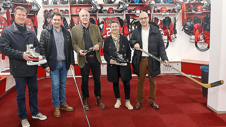 Bei der Tour f&uuml;hrt Eishockey-Legende Alois Schloder (Mitte) Besuchergruppen auch in die Umkleidekabine der EVL-Stars. Am Dienstag begleiteten ihn Michael Bragulla (Sachgebietsleiter Marketing und Tourismus, von links), zweiter B&uuml;rgermeister Thomas Haslinger, Sportbeauftragte Sabrina H&ouml;gl und Klaus Pei&szlig;inger, Leiter des Referats 1 Allgemeine Verwaltung und Kultur der Stadt Landshut.