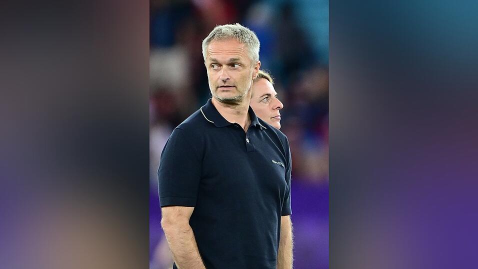 Anspannung vor dem Viertelfinale: Bundestrainer Christian Wück und Sportdirektorin Nia Künzer.