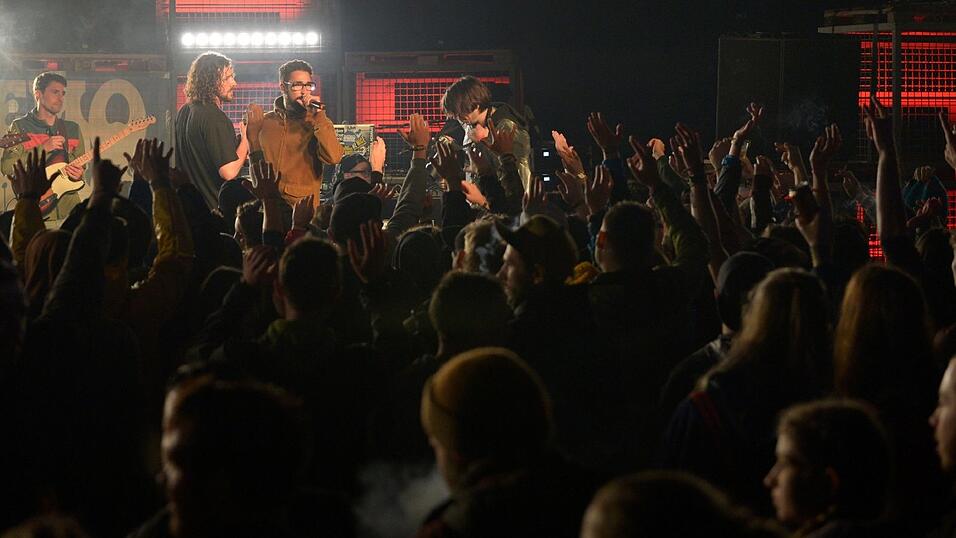Bevor Liquid alleine auf der B&uuml;hne stand, trat er mit Demograffics f&uuml;r ein paar Songs auf.