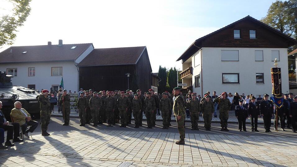 Der Appell am Rathausplatz: Rechts im Bild Kreisreservistensprecherin Silvia Breu und Kreisvorsitzender Markus Kindermann und ein Teil der KuSK/RK Harrling mit Fahne.