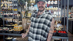 Sebastian Fohringer leitet die neue Inge-Glas-Filiale. Dort gibt es das ganze Jahr über Weihnachtsschmuck. Aber auch andere Dekoartikel. Sebastian Fohringer leitet die neue Inge-Glas-Filiale. Dort gibt es das ganze Jahr über Weihnachtsschmuck. Aber auch andere Dekoartikel.