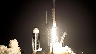 Eine SpaceX Falcon 9-Rakete mit der Crew Dragon-Kapsel hebt von der Startrampe 39A im Kennedy Space Center in Cape Canaveral, Florida, ab. Eine SpaceX Falcon 9-Rakete mit der Crew Dragon-Kapsel hebt von der Startrampe 39A im Kennedy Space Center in Cape Canaveral, Florida, ab.