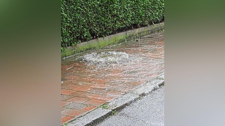 Am Montagvormittag schoss in Nandlstadt noch Wasser aus dem Gulli der Waldbadstraße. Am Montagvormittag schoss in Nandlstadt noch Wasser aus dem Gulli der Waldbadstraße.