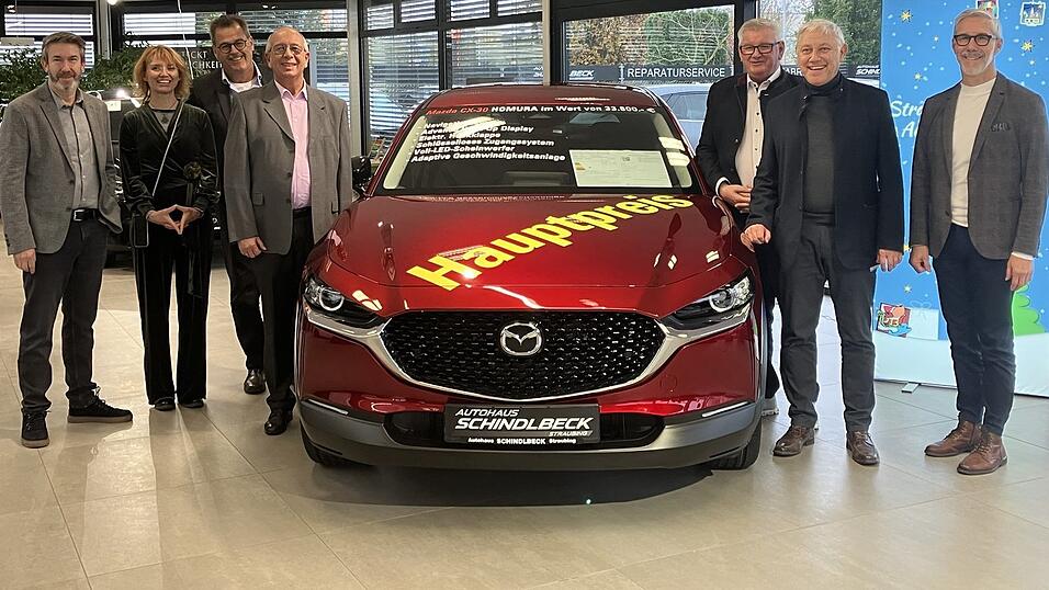 Bei der Auftaktveranstaltung zum Straubinger Adventskalender (v.l.): Hauptgewinn-Sponsor Stefan Schindlbeck, Claudia Karl-Fischer von der Tagblatt-Benefizaktion 'Freude durch Helfen', Sponsor Franz Ebenbeck von Ebenbeck Reisen, Rechtsanwalt Siegfried Markl, Josef Stelzl, Vorsitzender des Vereins 'Straubinger Adventskalender', Bürgermeister Dr. Albert Solleder und Schatzmeister Ingbert Griesbauer. Bei der Auftaktveranstaltung zum Straubinger Adventskalender (v.l.): Hauptgewinn-Sponsor Stefan Schindlbeck, Claudia Karl-Fischer von der Tagblatt-Benefizaktion 'Freude durch Helfen', Sponsor Franz Ebenbeck von Ebenbeck Reisen, Rechtsanwalt Siegfried Markl, Josef Stelzl, Vorsitzender des Vereins 'Straubinger Adventskalender', Bürgermeister Dr. Albert Solleder und Schatzmeister Ingbert Griesbauer.