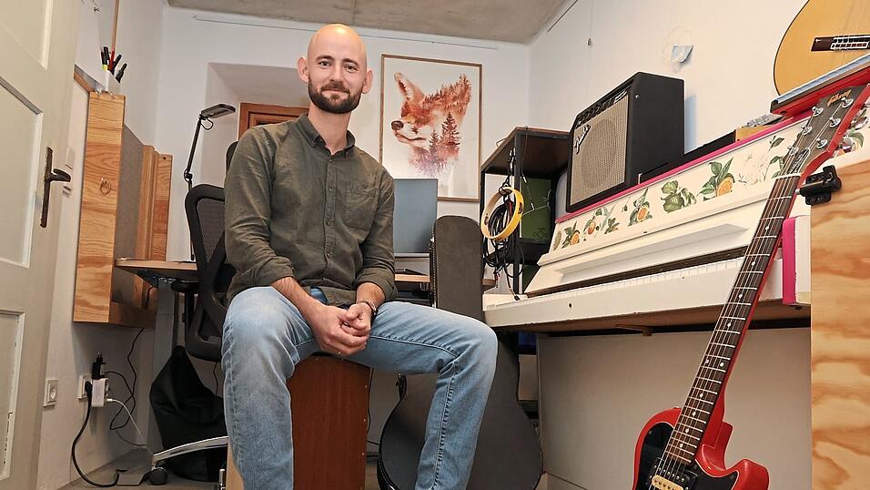 Tim Spyra möchte den von ihm angemieteten Raum samt den Musikinstrumenten - weitere sollen hinzukommen - auch anderen zur Verfügung stellen, etwa für pädagogische Projekte oder einfach zum Ausprobieren.