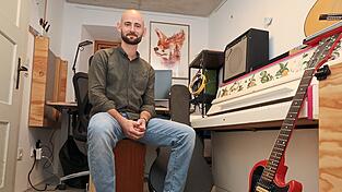 Tim Spyra möchte den von ihm angemieteten Raum samt den Musikinstrumenten - weitere sollen hinzukommen - auch anderen zur Verfügung stellen, etwa für pädagogische Projekte oder einfach zum Ausprobieren.