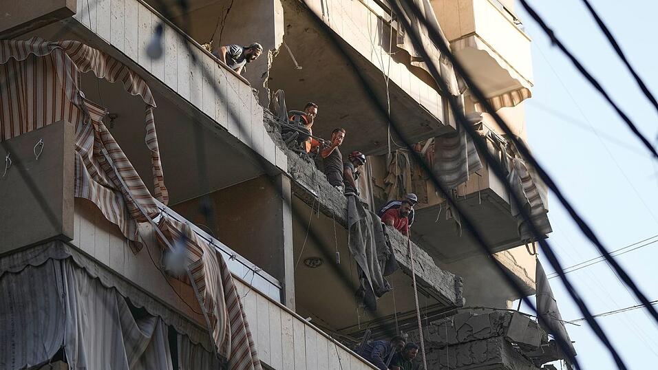 Mitglieder des libanesischen Zivilschutzes untersuchen Sch&auml;den in getroffener Wohnung in s&uuml;dlichem Vorort von Beirut.