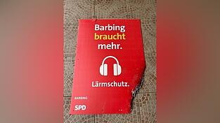 Dieses Wahlplakat wurde in der Nacht auf Dienstag angez&uuml;ndet. Es hing in der Straubinger Stra&szlig;e, in der N&auml;he des Gasthauses Deutsch.