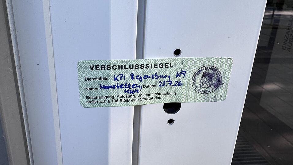 Auf der Eingangst&uuml;r der Bank wurde ein Verschlusssiegel angebracht.