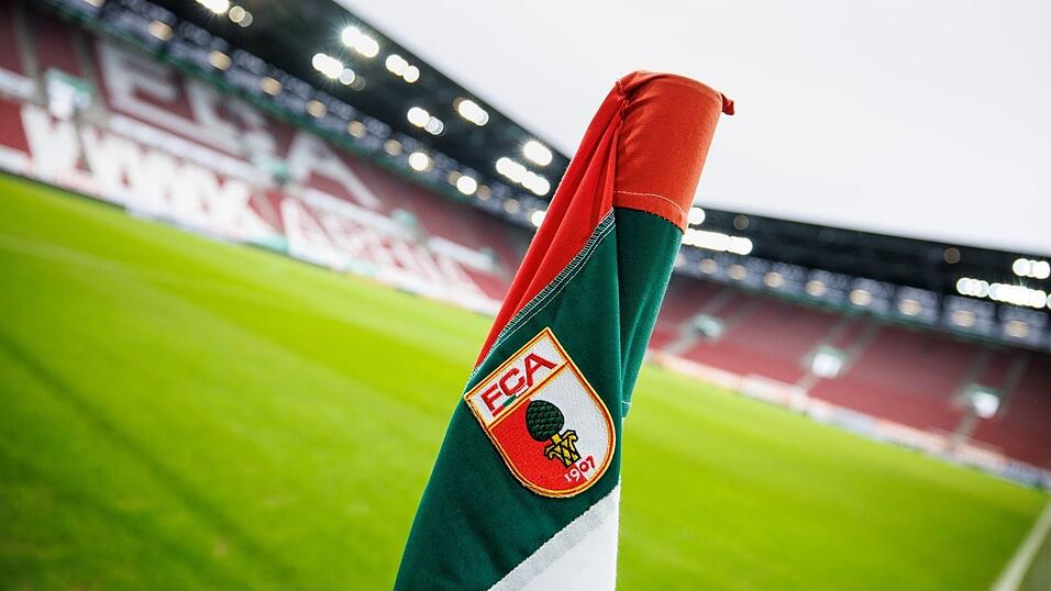 Der FC Augsburg stellt sich in der Nachwuchsf&ouml;rderung neu auf. (Archivbild)