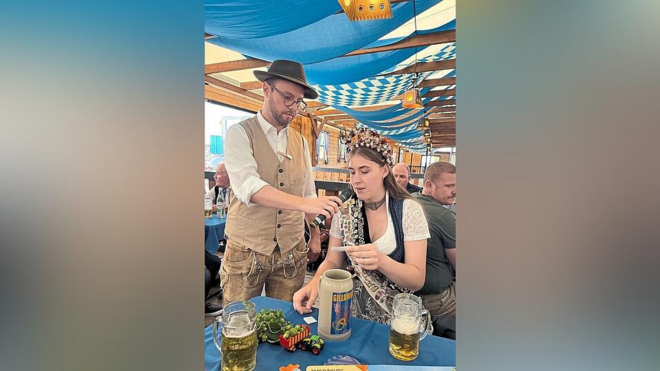 Niklas Neumeyer assistierte Dirndlkönigin Anja Mittermeier bei der Ziehung der Startnummern. Niklas Neumeyer assistierte Dirndlkönigin Anja Mittermeier bei der Ziehung der Startnummern.