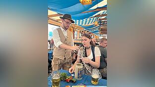 Niklas Neumeyer assistierte Dirndlkönigin Anja Mittermeier bei der Ziehung der Startnummern. Niklas Neumeyer assistierte Dirndlkönigin Anja Mittermeier bei der Ziehung der Startnummern.