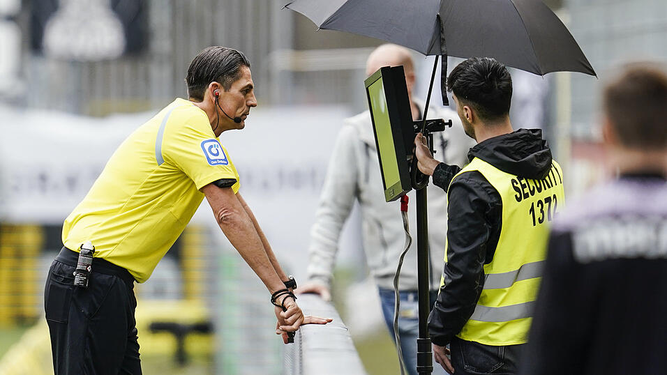 Wann schaut sich ein Schiedsrichter wie hier Deniz Aytekin eine Situation noch einmal an &ndash; und welche Szenen sieht er am Bildschirm? Die Doku &bdquo;Unparteiisch&ldquo; gibt Einblicke.