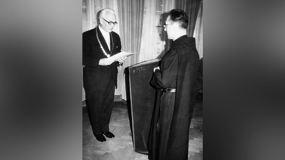 Oberb&uuml;rgermeister Ludwig Scherl (links) &uuml;berreichte Matth&auml;us Heidenreich die B&uuml;rgermedaille.