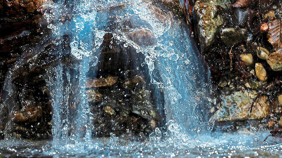 Frisches Wasser fließt aus einer Quelle in einem Wald bei Passau. Dieses Bild haben wir lange als zu selbstverständlich wahrgenommen, sagen Experten. Das Grundwasser wird flächendeckend weniger. Frisches Wasser fließt aus einer Quelle in einem Wald bei Passau. Dieses Bild haben wir lange als zu selbstverständlich wahrgenommen, sagen Experten. Das Grundwasser wird flächendeckend weniger.