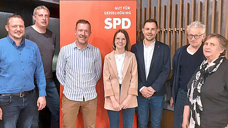 Tauschten sich zum Thema 'Ausbildung - braucht's das!?' in der Diskussion aus: SPD-Ortsvorsitzender Michael Meister, Gewerkschafter Andreas Bernauer (Verdi), der Bereichsleiter Pflege an der Klinik Mallersdorf, Andreas Schneider, Berufsberaterin Anna Zwickenpflug, der Gesch&auml;ftsstellenleiter der Arbeitsagentur Straubing und Bogen, Christoph Schambeck, Konditormeister Hans-Georg L&ouml;w und SPD-Ortsvorsitzende Barbara Kasberger (von links)