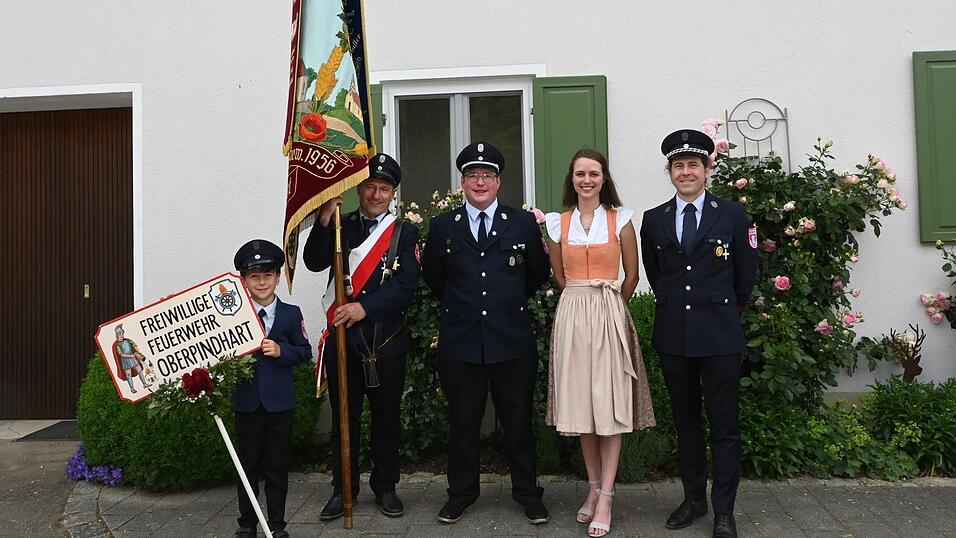 Kommandant Michael Bräu, Festbraut Theresa Eisenrieder und Vorsitzender Sebastian Schlachtbauer mit Fahnenträger und Taferlbua. Kommandant Michael Bräu, Festbraut Theresa Eisenrieder und Vorsitzender Sebastian Schlachtbauer mit Fahnenträger und Taferlbua.