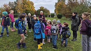 OGV-Vorsitzende Marianne Jubelt (oben, mittig) und die Schulklasse 1b der Grundschule Rain mit Lehrerin Michaela Wintermeier (2. v.r.) sowie Begleitlehrkraft Luisa Brunner.