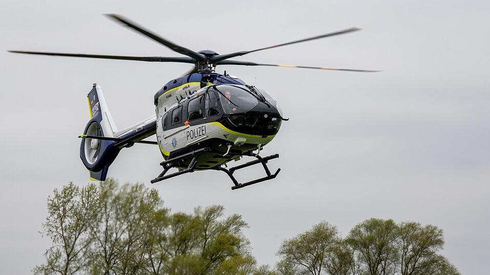 Die Polizei suchte auch mit einem Hubschrauber nach den beiden Männern. (Symbolbild) Die Polizei suchte auch mit einem Hubschrauber nach den beiden Männern. (Symbolbild)