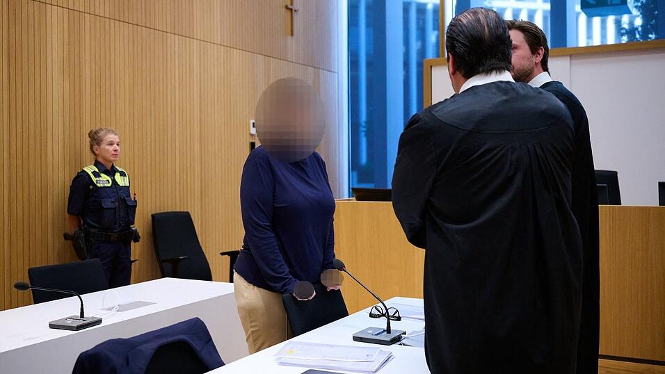 Domina vor Gericht: Laut Anklage soll sie einen langjährigen Kunden aus Habgier ermordet haben. Domina vor Gericht: Laut Anklage soll sie einen langjährigen Kunden aus Habgier ermordet haben.