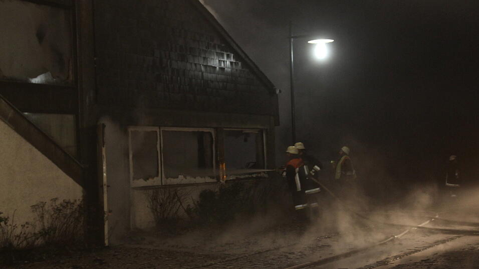 Die Kultdisko Penker in Ascha ist am frühen Mittwochmorgen in Flammen aufgegangen. Die Kultdisko Penker in Ascha ist am frühen Mittwochmorgen in Flammen aufgegangen.