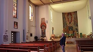 Das Licht, das durch die vier Meter hohen Fenster hereinfällt, erleuchtet die Kirche Sankt Josef in den unterschiedlichsten Farben - je nach Sonneneinstrahlung. Immer wieder ist Stadtpfarrer Kazimierz Pajor begeistert von der Atmosphäre.