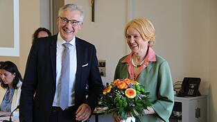 Mit Blumen verabschiedete Werner Bumeder Anneliese Apfelb&ouml;ck aus dem Kreistag.